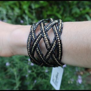 Forever21 👑 Black and gold cross-cross bracelet